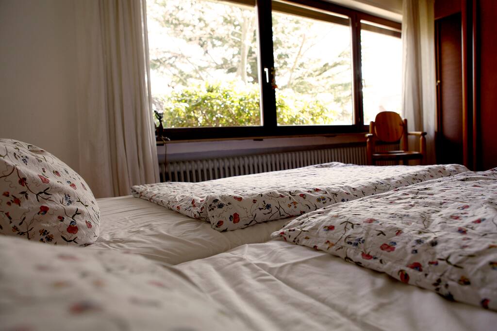Schlafzimmer 1 mit großem Doppelbett