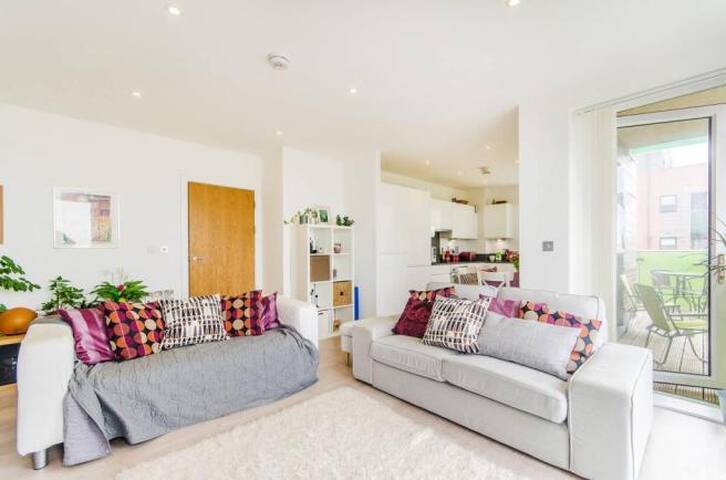 Wembley gigs 2BR Sleeps 5, 10m Walk to Stadium gallery image 2