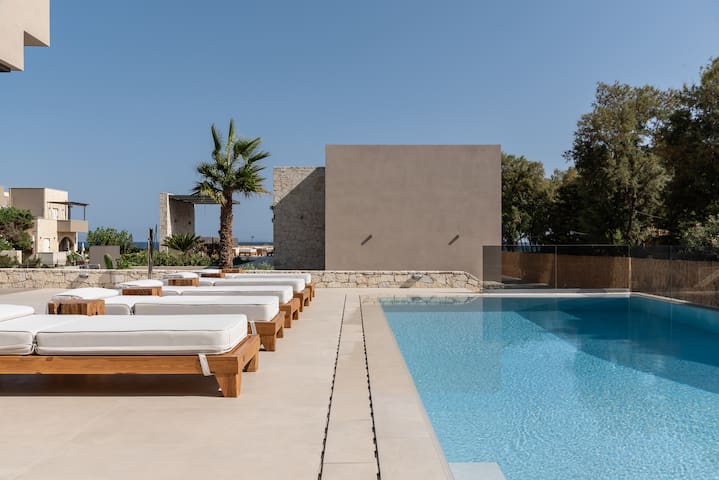 Amalthia Villa, Heated Pool & Walk to the Beach