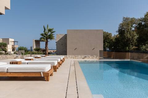 Amalthia Villa, Heated Pool & Walk to the Beach
