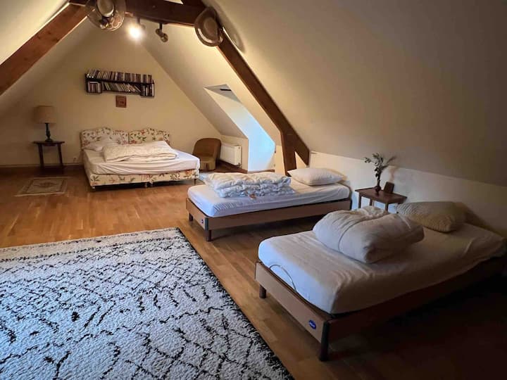 Голямата спалня с второто легло в 180 + 2 единични легла.