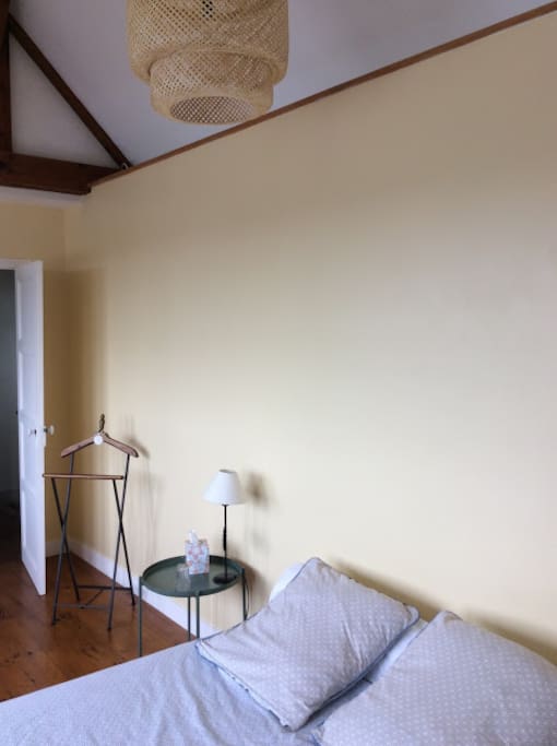 La chambre juste à côté de la salle de bains