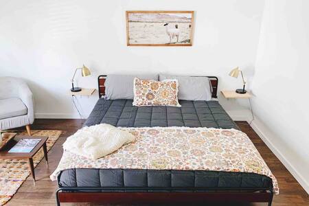 Modern & Private Guest House, close to downtown!!!