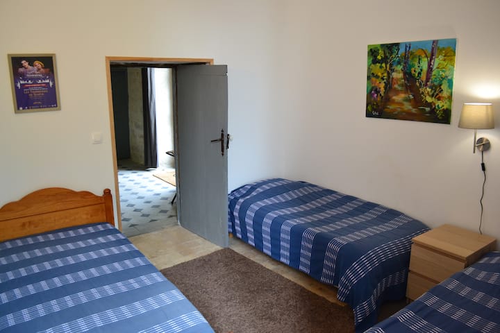 Sixième chambre (3 lits simples) - sixth bedroom (3 single beds)
