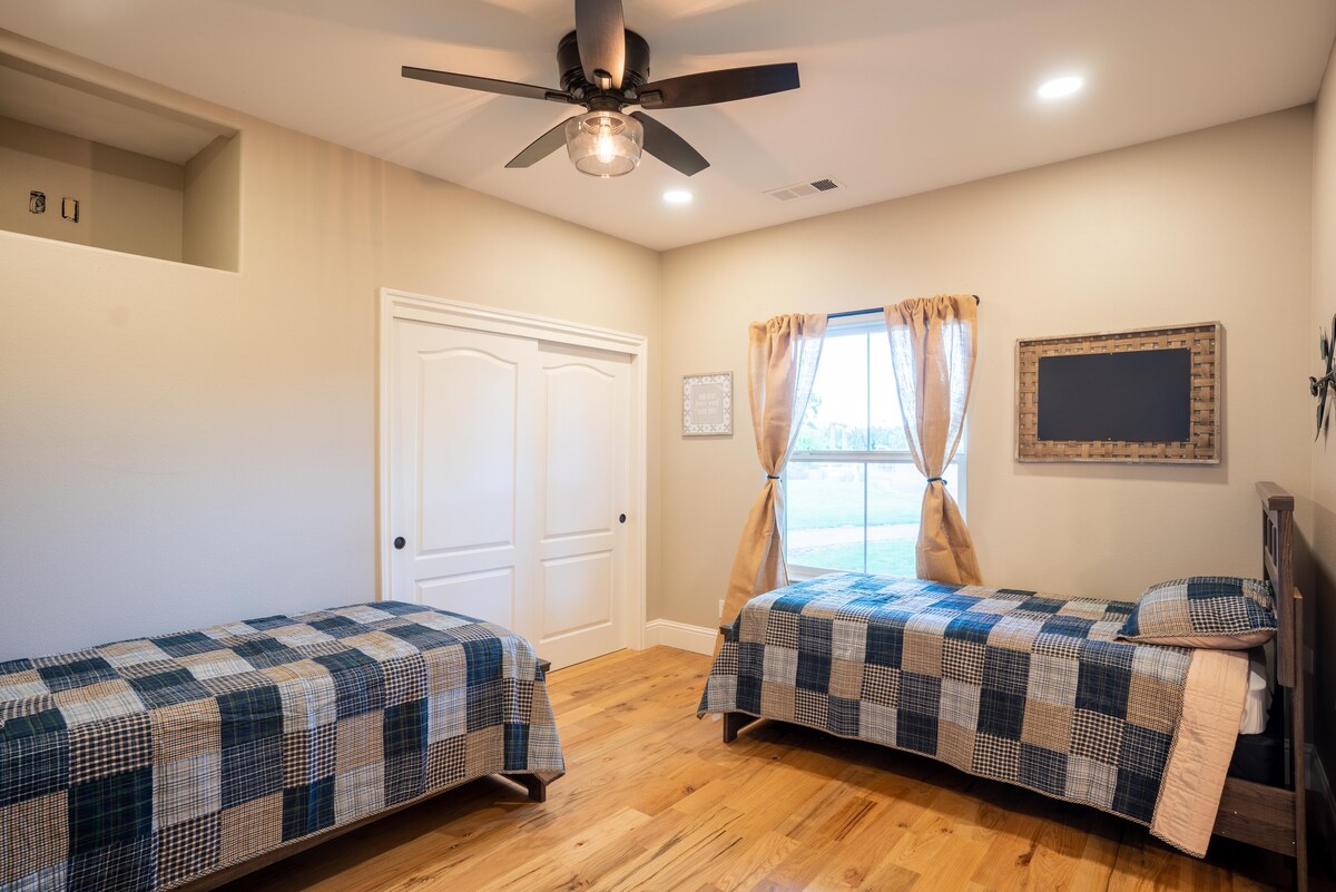 Dy dhoma dyshe me një banjë Jack-n-Jill