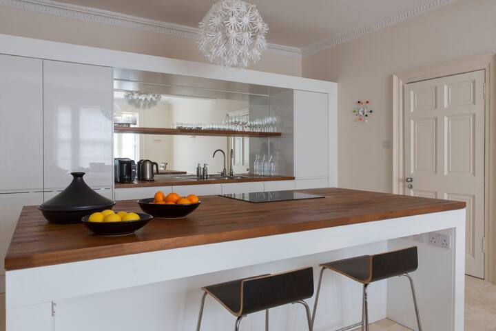 Luxury City Centre Four Bedroom Townhouse gallery image 2