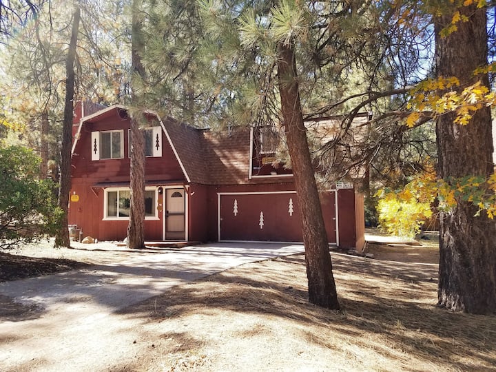 Big Red N The Pines  Prime Location/spacious Rooms - Big Bear Lake, CA