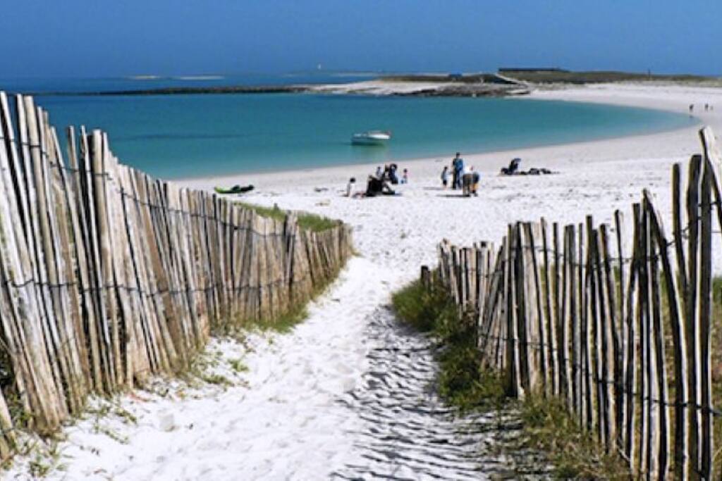 l'accès à la plage des Sables-Blancs