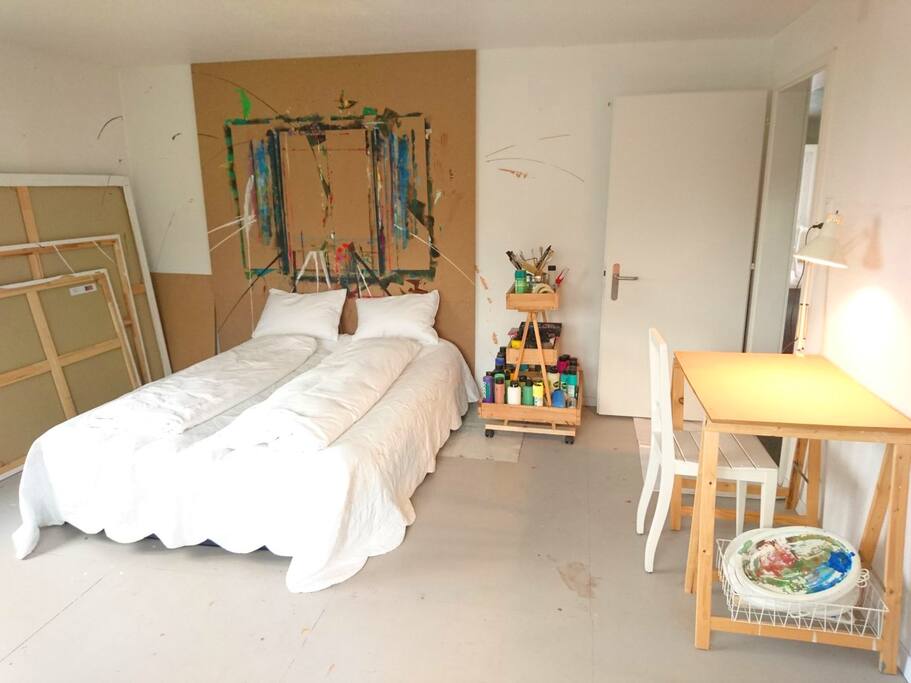 Schlafzimmer mit Arbeitsplatz