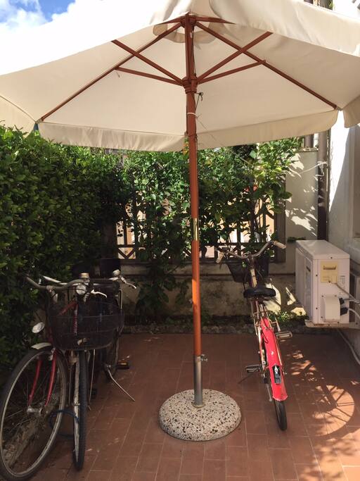 giardinetto sulla strada biciclette disponibili