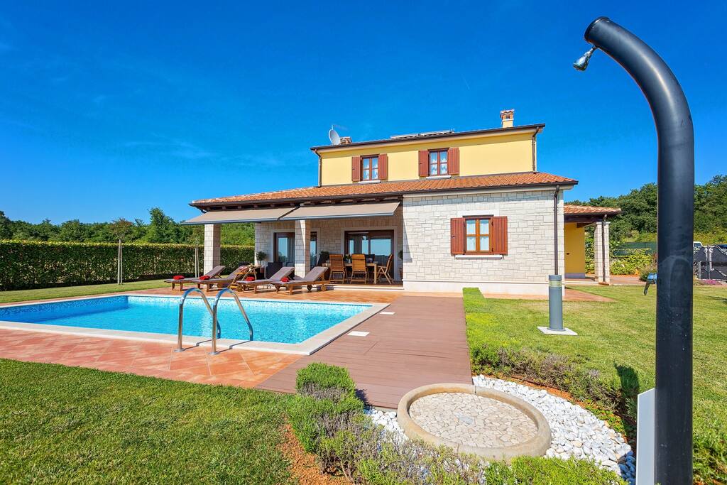 Villa with swimming pool