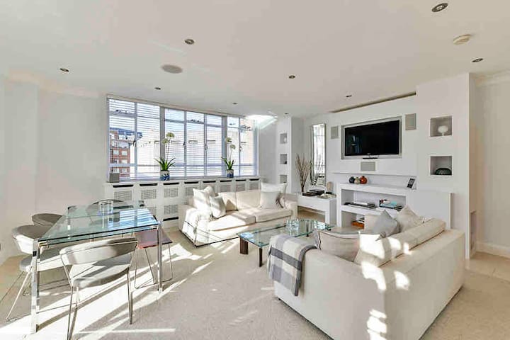 Sloane Street entrance, 2 bedrooms