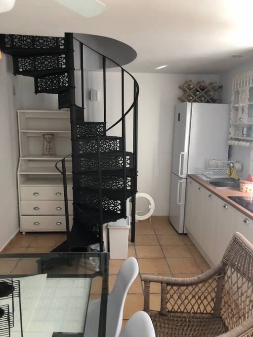 Comedor y escalera habitacions principal