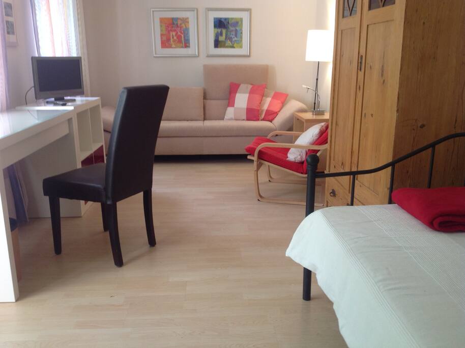 Zweites Schlafzimmer mit Bett und Couch und DVBT -TV