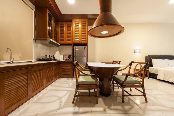 #102 Queen Studio (333 Beach Front)