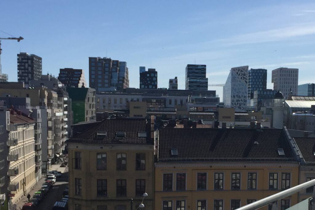 This is the view from one of the two balconies of this city centre penthouse. The new Oslo Barcode skyline in the background, a 7-8 minutes walk from the penthouse. There you will also find the Oslo Fjord and the Opera