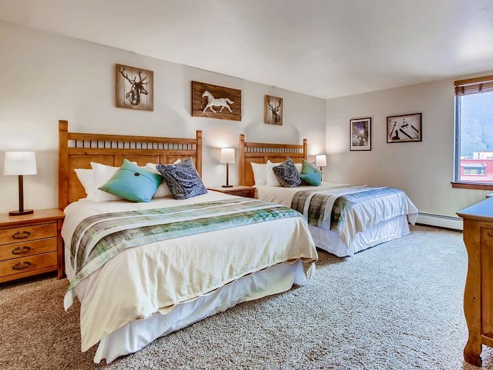 Голема спална соба со 2 брачни кревети