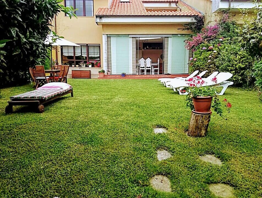Jardin y entrada al comedor