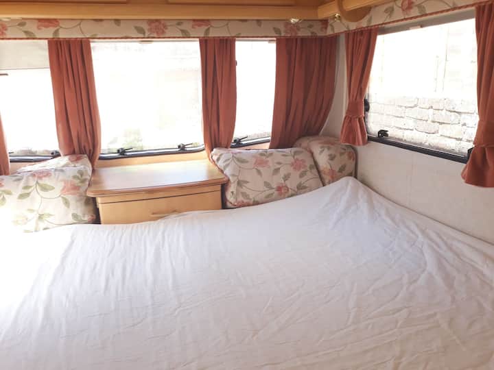 Dejamos la cama lista para su uso y les pedimos a nuestros huéspedes que dejen este espacio como cama a la salida, gracias.
Gran área para dormir con cubrecolchón de 2pulgadas y protector.
Los huéspedes deben traer toda su ropa de cama, incluidas almohadas, ropa de cama y mantas
