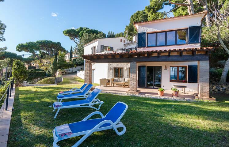 House great views , walking distance to the beach