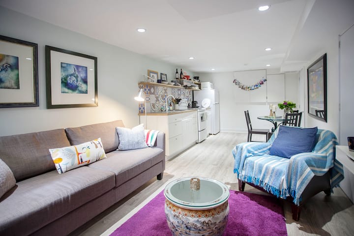 Beaconsfield Village Basement Abode - Toronto