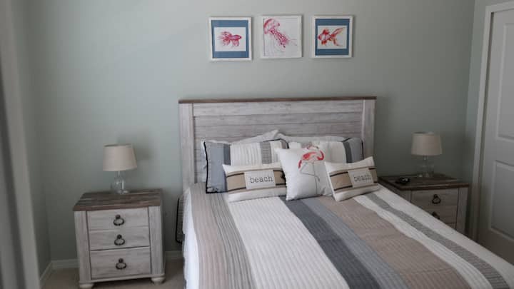 Ზემოთ საძინებელი - Queen Bed- w/ TV