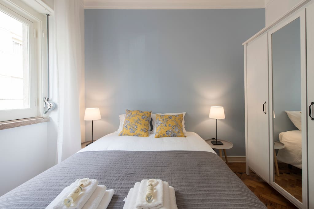 Double bedroom with labtop desk and wardrobe. Quarto de casal com secretária para portátil e guarda-roupa.
