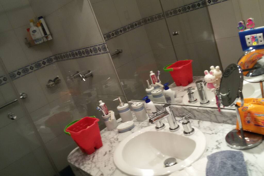 Baño cómodo y completo.