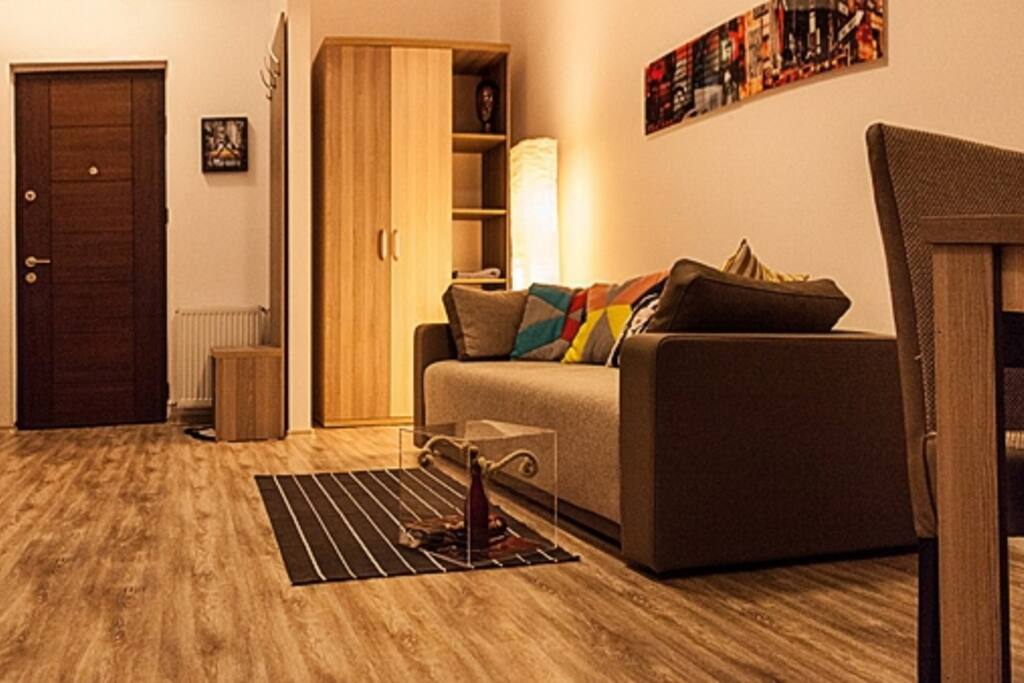 Carefully selected décor and pleasant colors, offers a relaxing and energizing atmosphere.