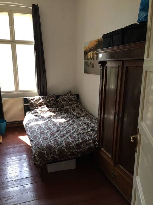 Sonniges Zimmer mit Blick auf den grünen Hof