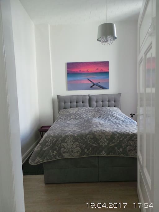 Schlafzimmer mit komfortablen Boxspringbett
