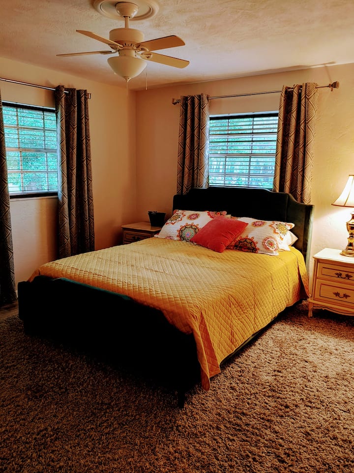 ห้องนอนใหญ่พร้อมทีวีโรคุและห้องน้ำส่วนตัว เตียงควีนไซส์