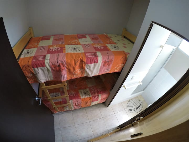 Habitación #4 con dos camas literas/marineras de 90 centímetros de ancho y baño #3.