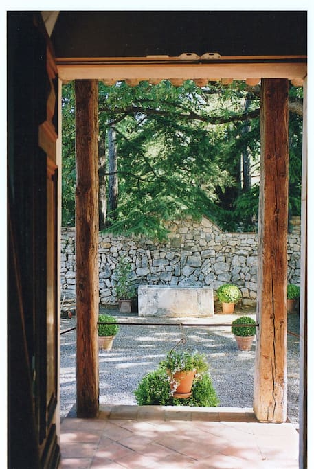 l'entrée, en face la fontaine rafraîchissante