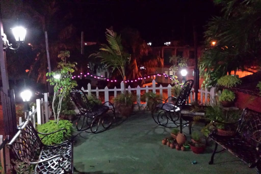 terraza con vista a la ciudad en la noche