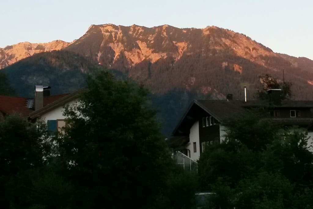 Bergblick vom Balkon bei Sonnenuntergang
