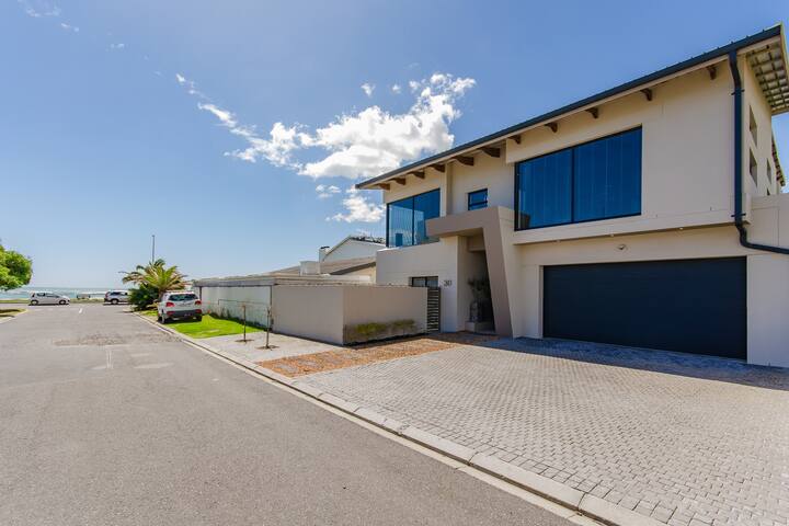 Luxury Beach Villa gallery image 4