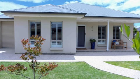 Close to Beach, delightful Normanville house