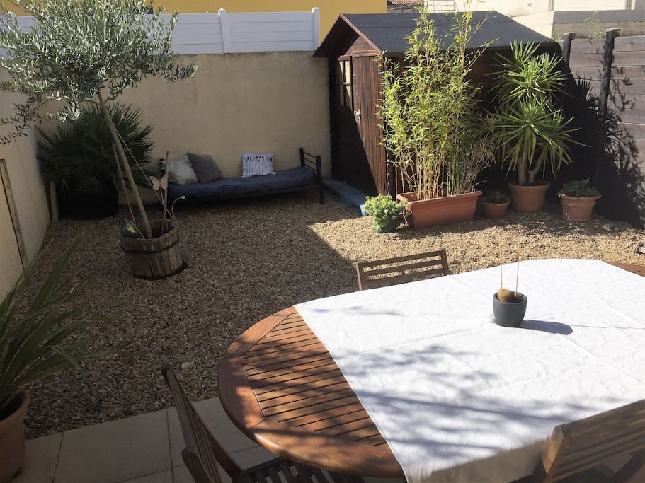 la cour avec sa terrasse