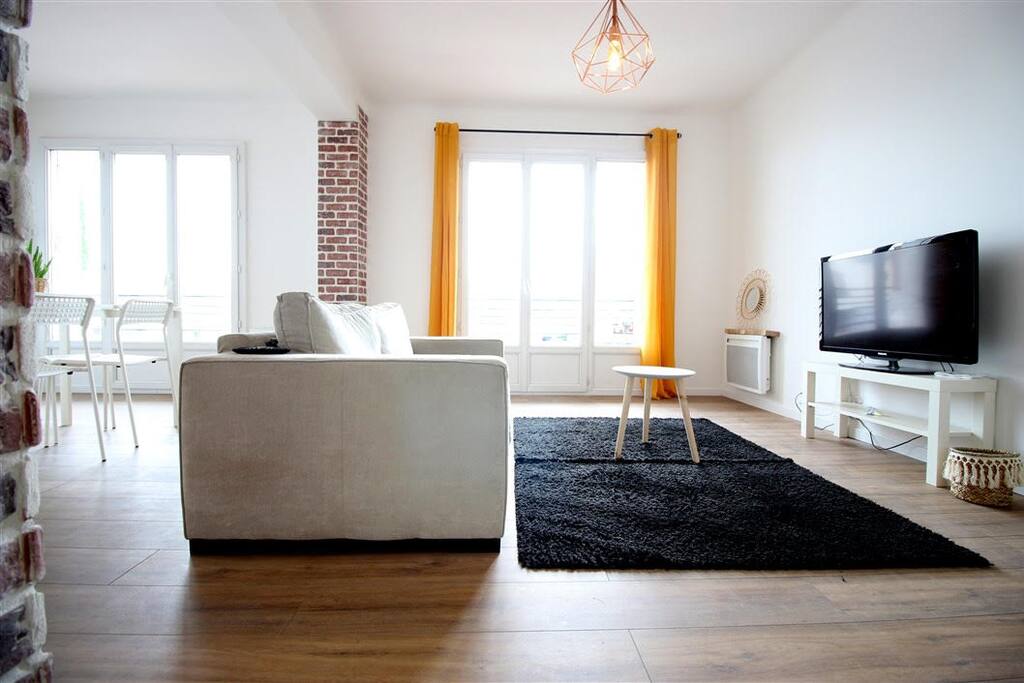 Salon avec TV écran plat