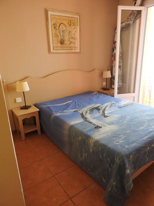 chambre lit 2 pers et placard de rangement (oreillers/couettes/alaises)