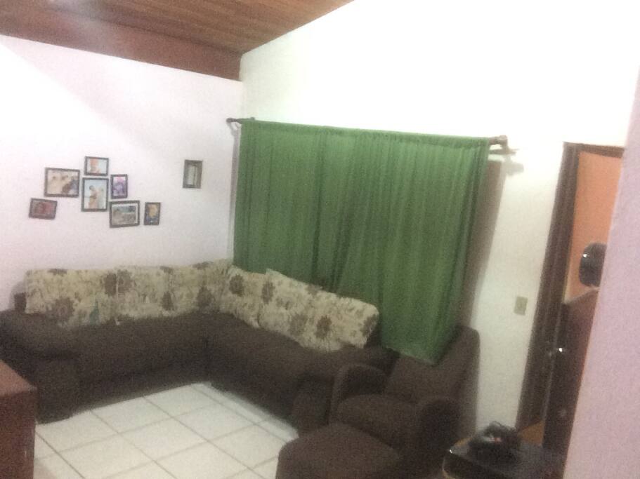 Sala com TV dorme até 03 pessoas
