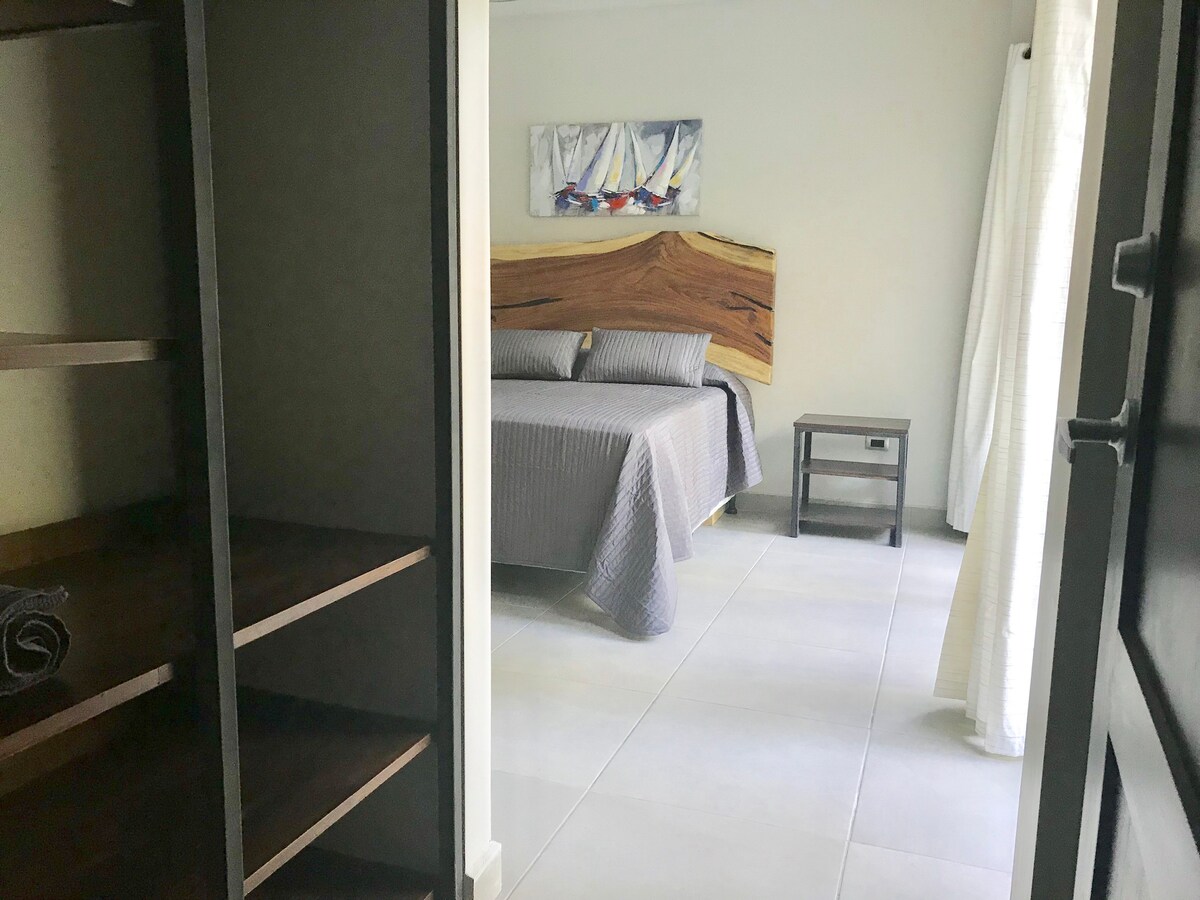 חדר 1, חדר ארונות, מיטה ושידת לילה