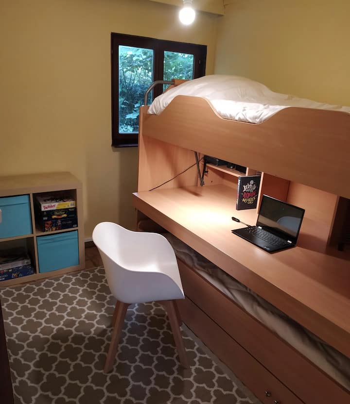 მოსახერხებელი მაღალი საწოლი სამუშაო მაგიდით და გამოსაწევი საწოლით დესკტოპ-კომპიუტერის ქვეშ (იხილეთ შემდეგი ფოტო), ყველა სახის საბავშვო წიგნი და სამაგიდო თამაშები დამატებით ;-)