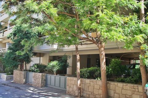 Spacious Theme Apartment