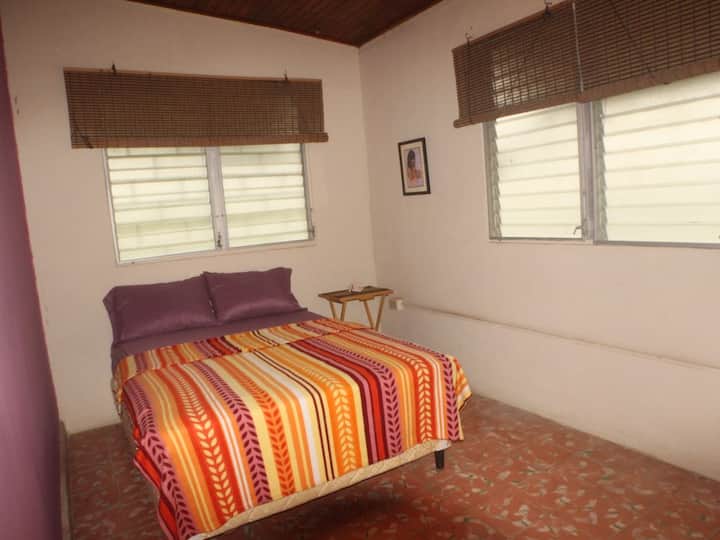 第三间卧室配有双人床