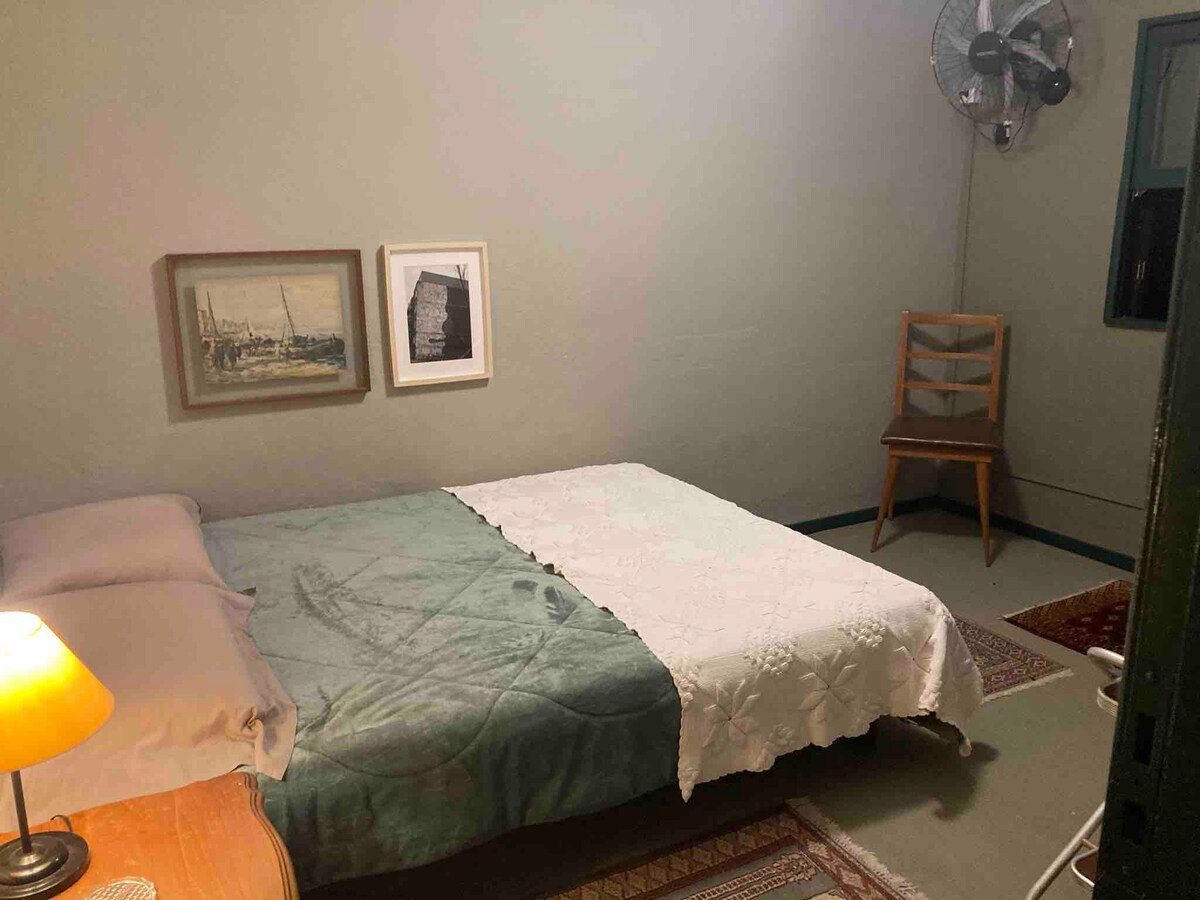 Suite doble en la parte inferior de la casa , ventilador de pared y vistas al jardín