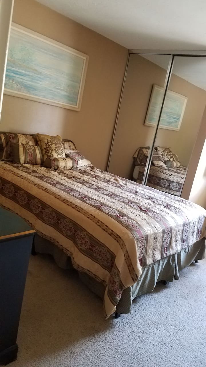 bračni krevet (širine 150-179 cm) - ormar s ogledalima - svijetla i prozračna soba