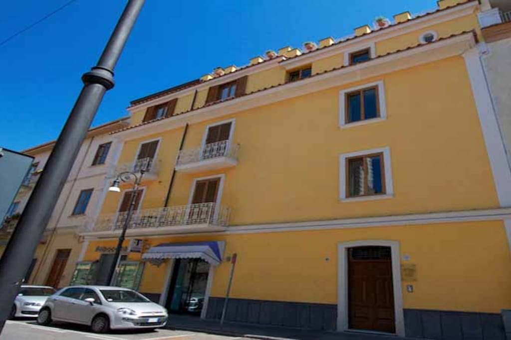 02 Del Corso building view