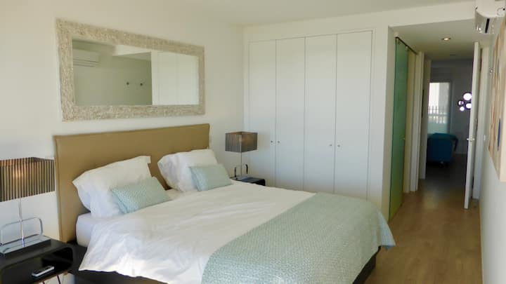 Quarto principal que se abre para o terraço e vista para o "Acorde com o mar"!